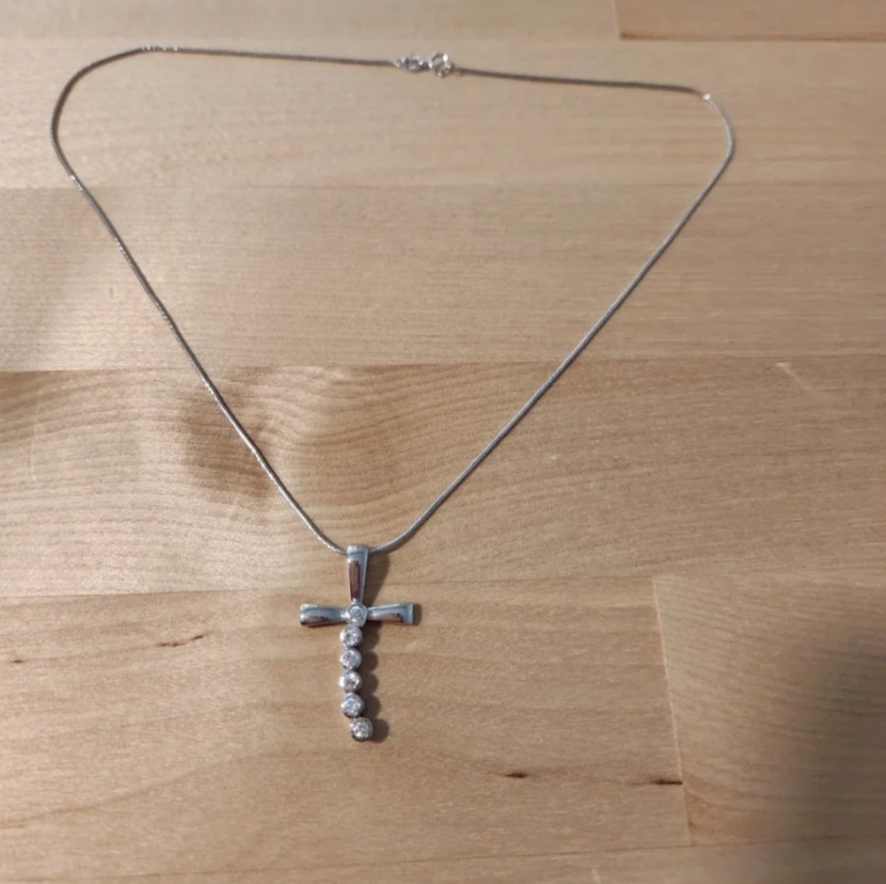 Cross pendant with necklace